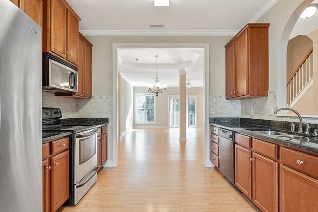 Building Photo - 3 Bed, 2.5 Bath Townhome in the heart of D...