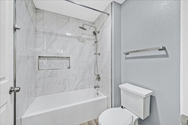 Building Photo - Stunning 3-Bedroom Townhome with Spacious Backyard & Fireplace