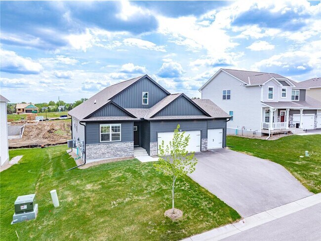 Building Photo - 717 Winterberry Ln