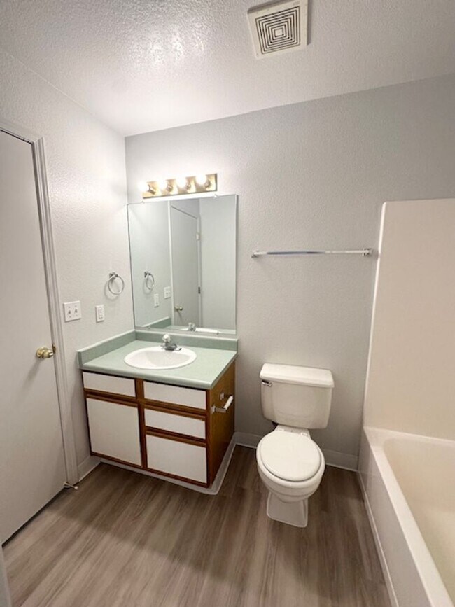 Building Photo - Fully renovated apartment in 2024 coming soon!