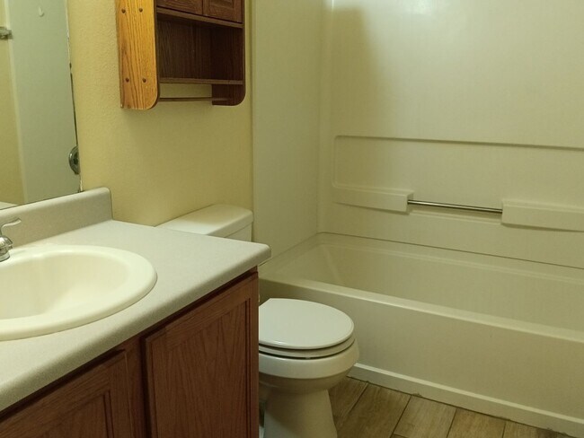 Building Photo - 3 Bedroom, 2 Bathroom Home! Schedule a Showing Soon!