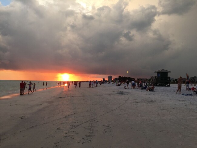 Building Photo - 2 bed 1 bath condo close to Siesta Key