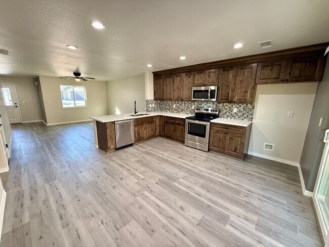 Building Photo - Modern 3 Bed, 2 Bath Home with Open Floor Plan & New Flooring – Fort Mohave- Available Now!