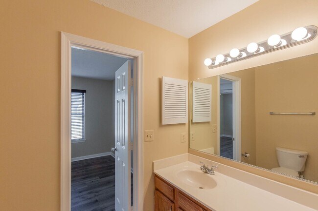 Building Photo - 3 BR, 2.5 BA Townhome in North Stafford