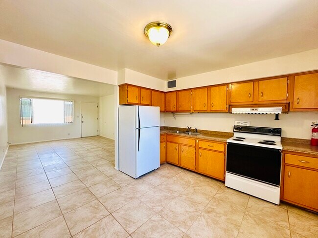 Building Photo - 1/2 Off First Full Month's Rent! Open Layo...