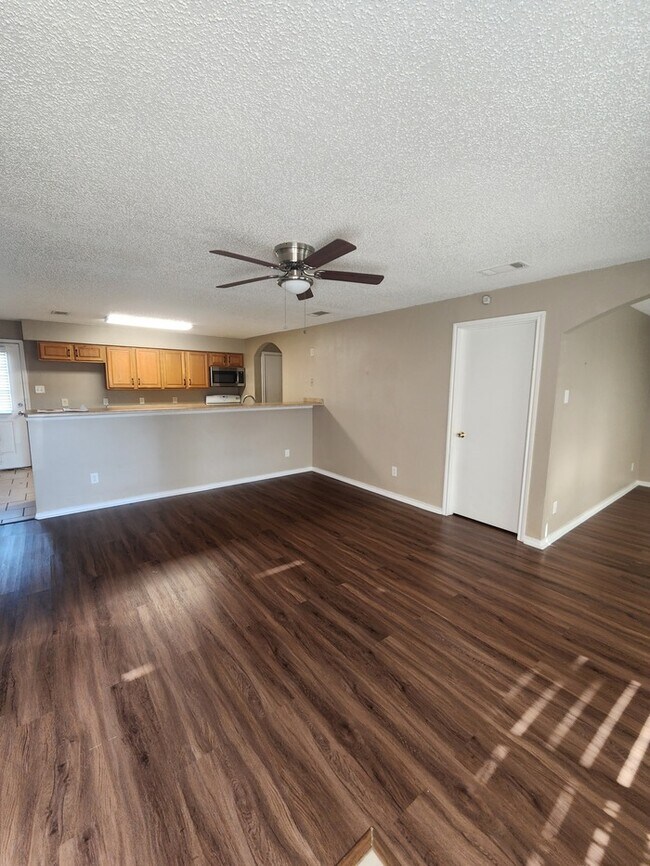 Building Photo - 4 bed 2 bath home