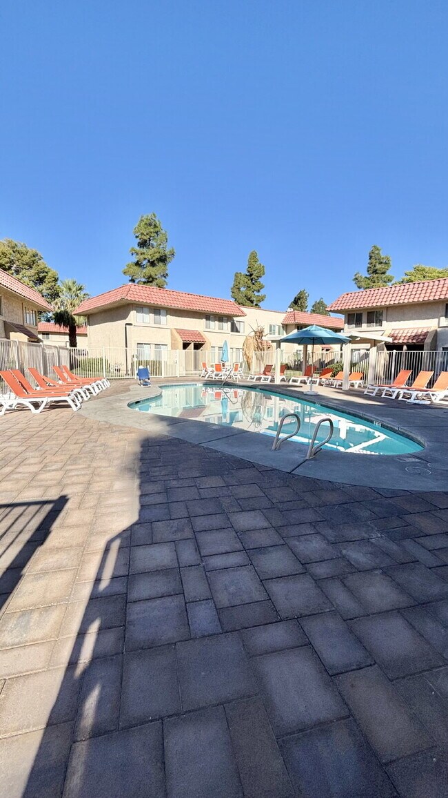 Building Photo - 2 Bedrooms Townhome Availble For Rent in Indio