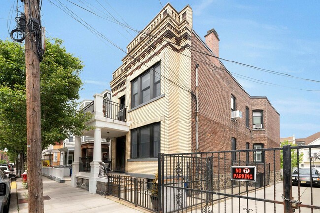 Building Photo - 722 27th St