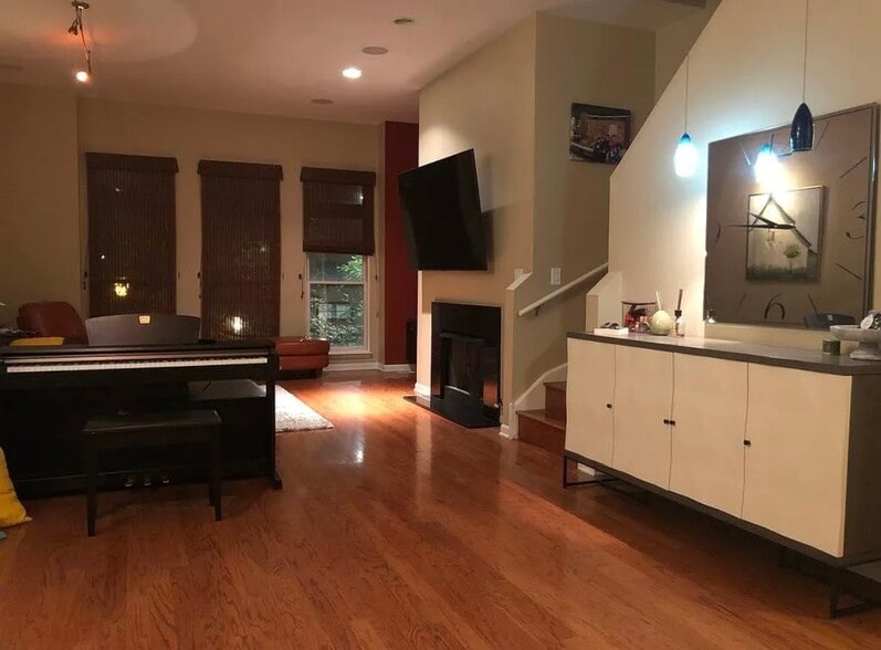 Building Photo - 842 W 15th Pl