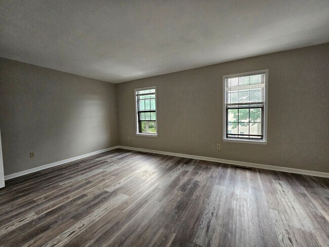 Building Photo - 3 Bedroom 1.5  bathroom End unit Townhouse near Bethlehem Catholic High School.
