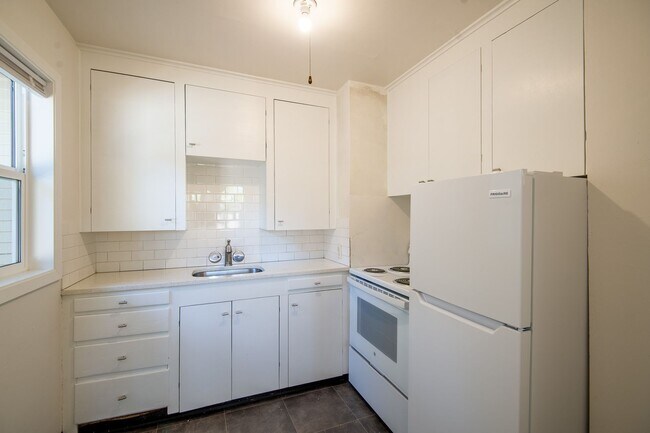 Building Photo - 19th 4-Plex - 000004