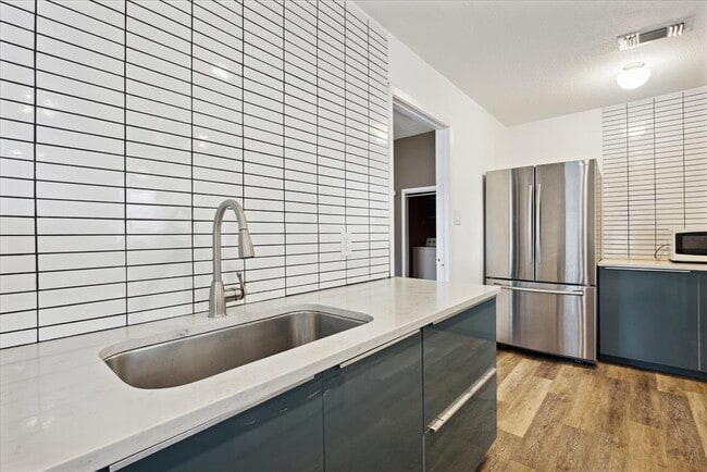 Building Photo - 300 Tilbury Ln