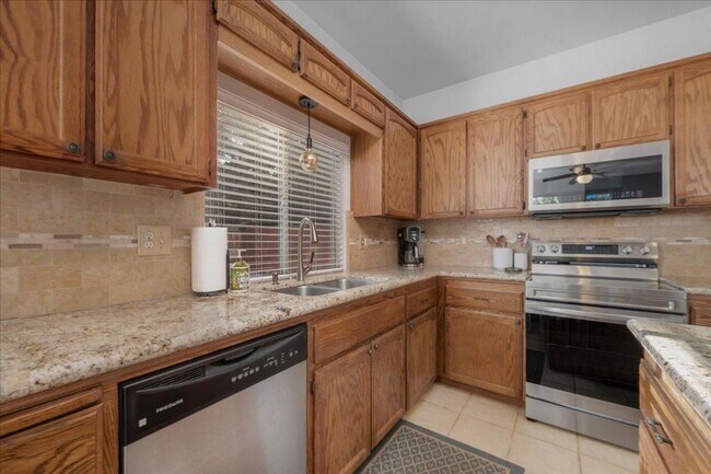 Building Photo - Beautiful North Clovis 3/2.5 Home in Gated Community