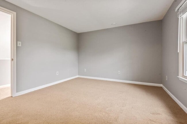 Building Photo - 648 Golfview Dr