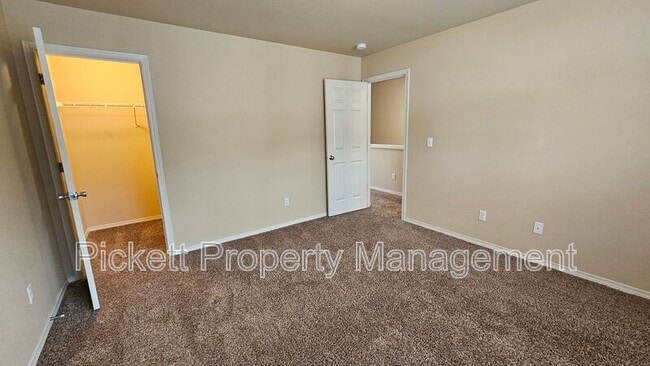 Building Photo - 2369 SW Siskin Cir