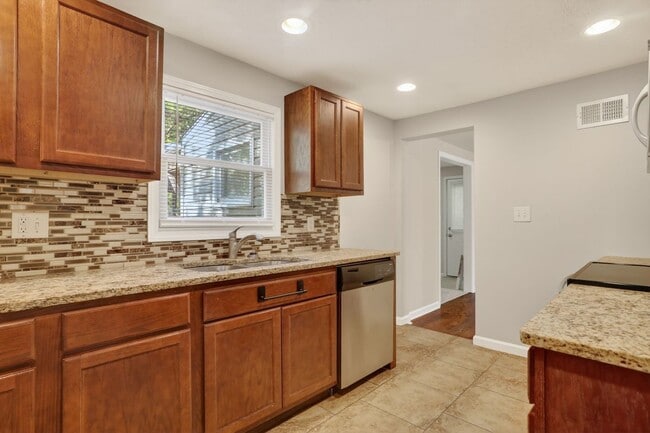 Building Photo - Your Next Home Awaits: 4BR/2BA in Desirable Prairie Village Location!