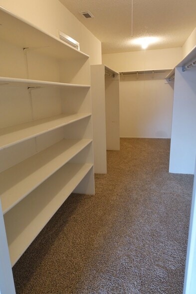 Huge master closet - 4507 Sherwood Way