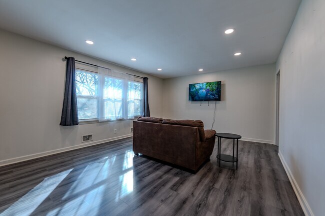 Building Photo - 1021 Plainview Dr