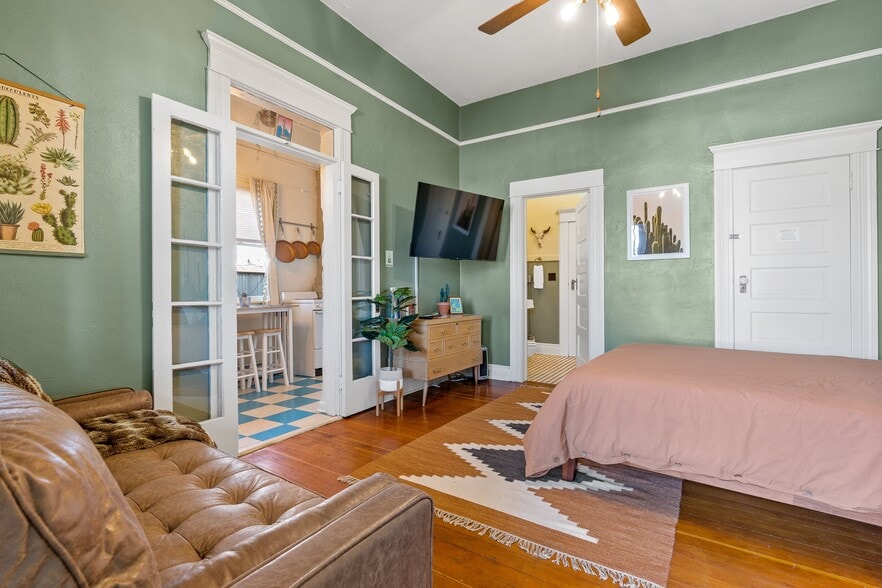 comfortable studio layout - 25 W 18th St