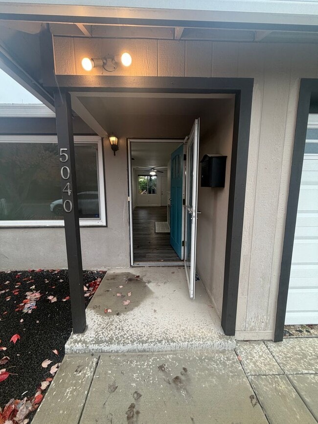 Building Photo - 3 Bedroom | 1 Bathroom | Home in Sacramento