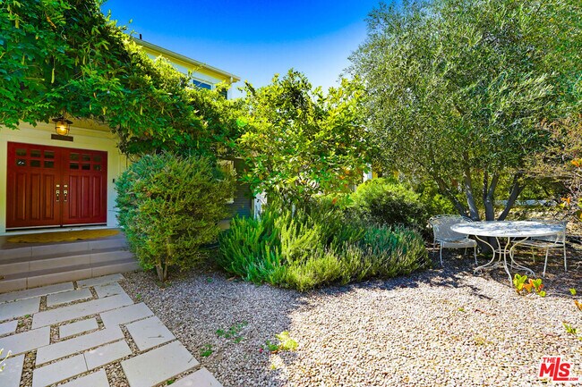 Building Photo - 2049 N Berendo St