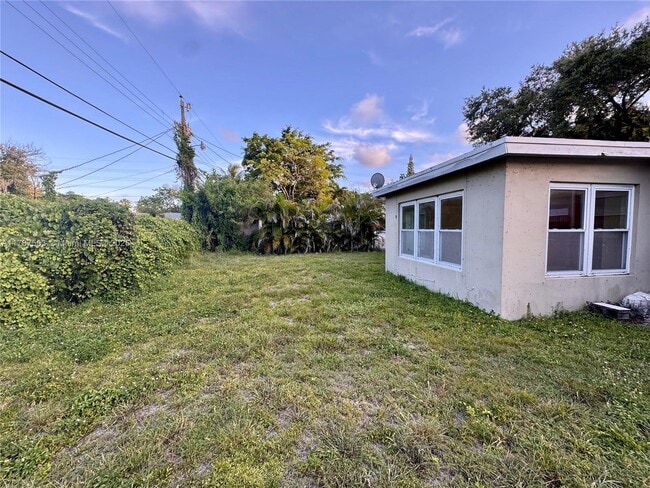 Building Photo - 4720 SW 25th Terrace