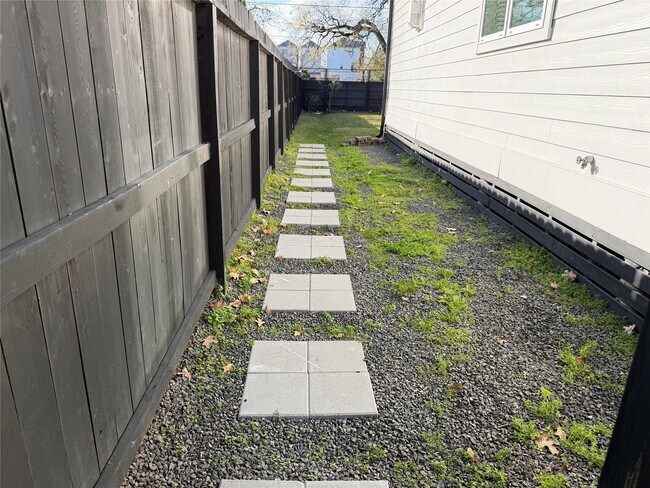 Building Photo - 2807 Old Pecan Grove Ln