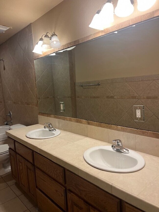 Building Photo - Bentonville 4 bedroom 3 car garage home near trails & Bentonville Square!