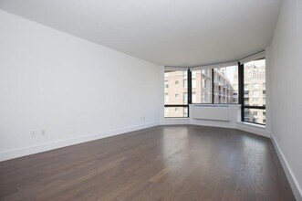 Building Photo - 4 bedroom in NEW YORK NY 10280