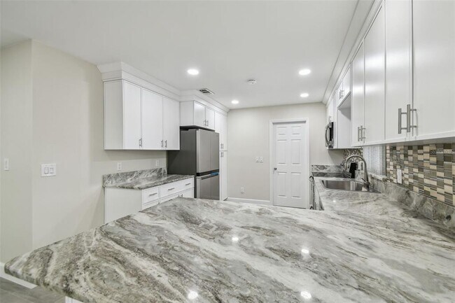 Building Photo - 3938 Versailles Dr
