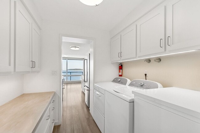 Building Photo - 2 Bedroom 2 Bath Top Floor Corner Unit  wi...
