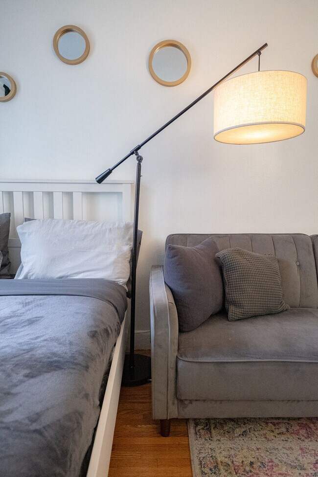 Building Photo - 1422 2nd Ave