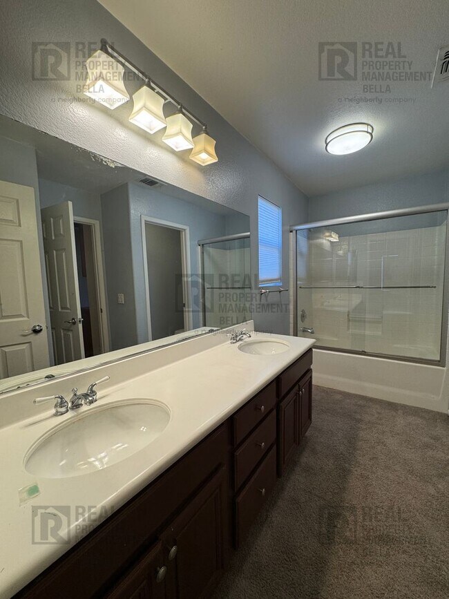 Building Photo - Spacious & Stylish 5-Bed, 3-Bath Home in Prime Murrieta Location