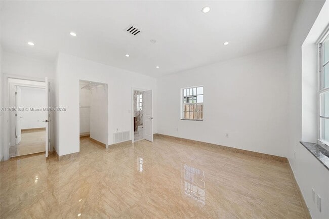 Building Photo - 427 W 45th St