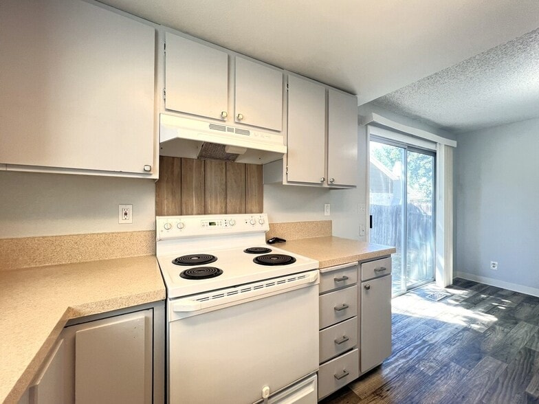 Building Photo - 906 E Bergeson St