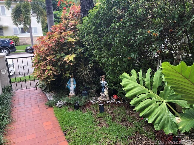 Building Photo - 248  Majorca Ave 248 Coral Gables Fl 33134