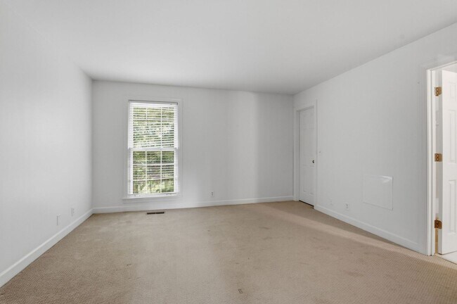 Building Photo - Charming Townhouse in Green Hills