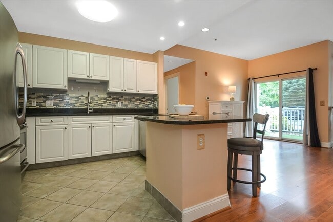 Building Photo - 614 Pond St