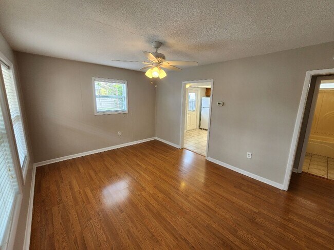 Building Photo - Reduced beachside bungalow!!