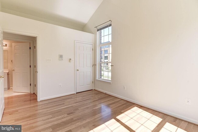 Building Photo - 10706 Symphony Way