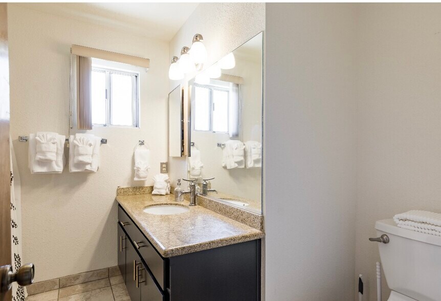 Building Photo - 72654 Sunnyslope Dr