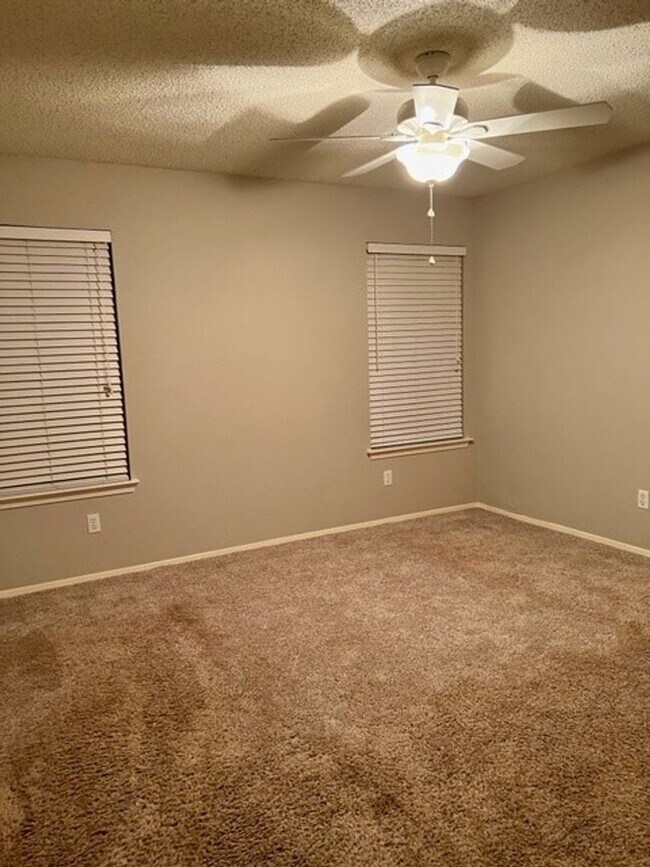 Building Photo - Beautiful home for lease in desirable Milw...