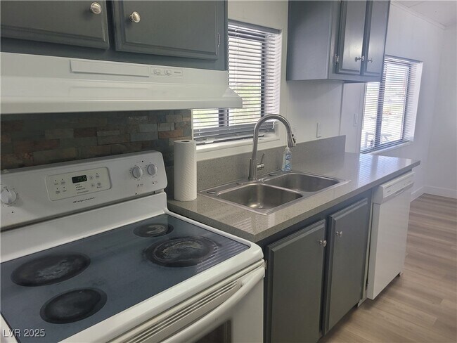 Building Photo - 1060 S Bunch St