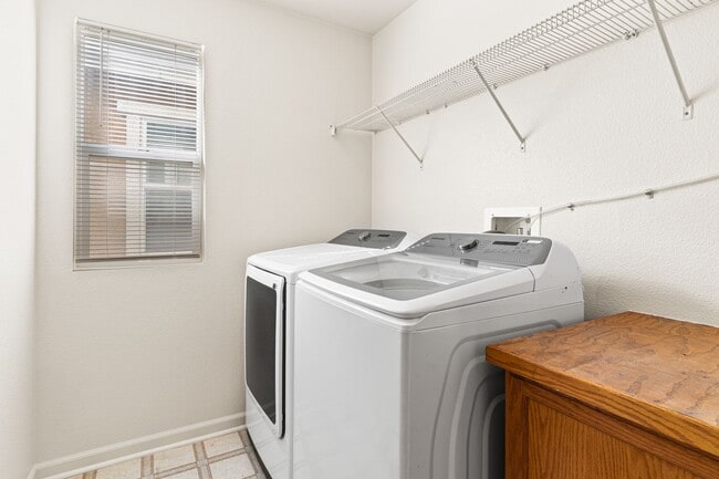 Building Photo - Modern 4 Bed Home with Office, AC, Garage,...
