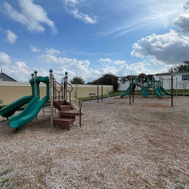 Building Photo - 2715 Fan Palm Dr