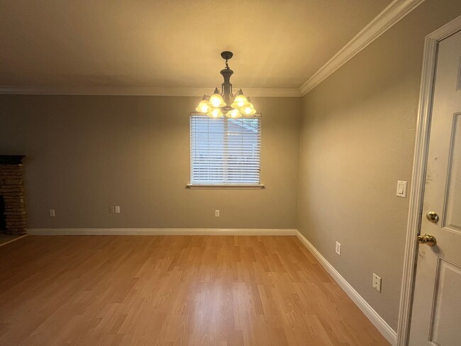 Building Photo - 3bed 2bath available in Rosemont! Pet frie...