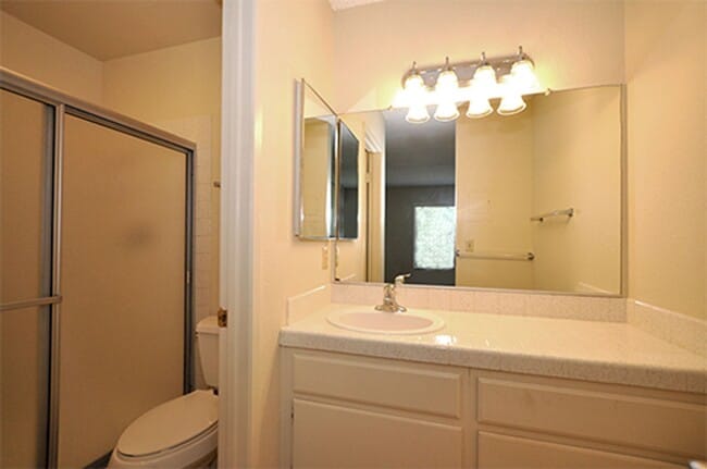Building Photo - Lovely single level end unit in Tanglewood...