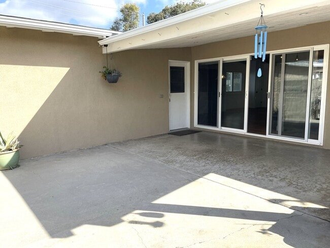 Building Photo - 4 bedroom updated West Torrance home