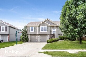 Building Photo - 10216 N Lewis Ave