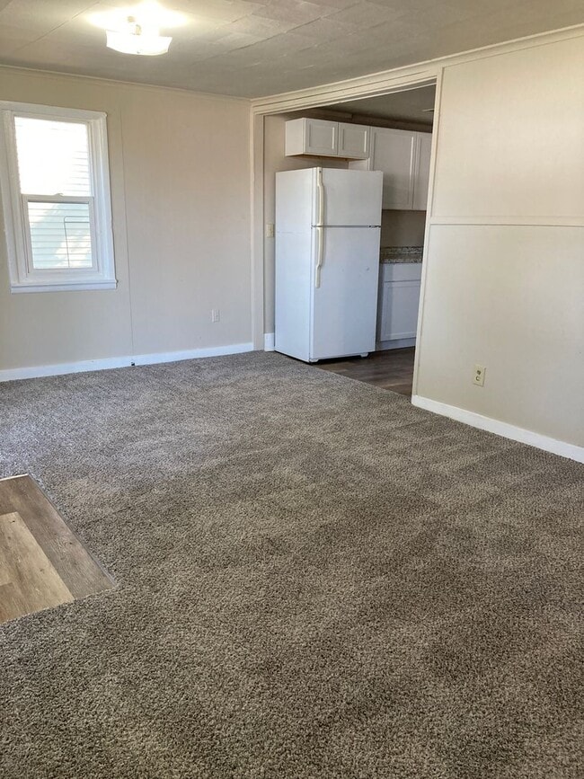 Building Photo - Updated 2 bedroom 1 bathroom home